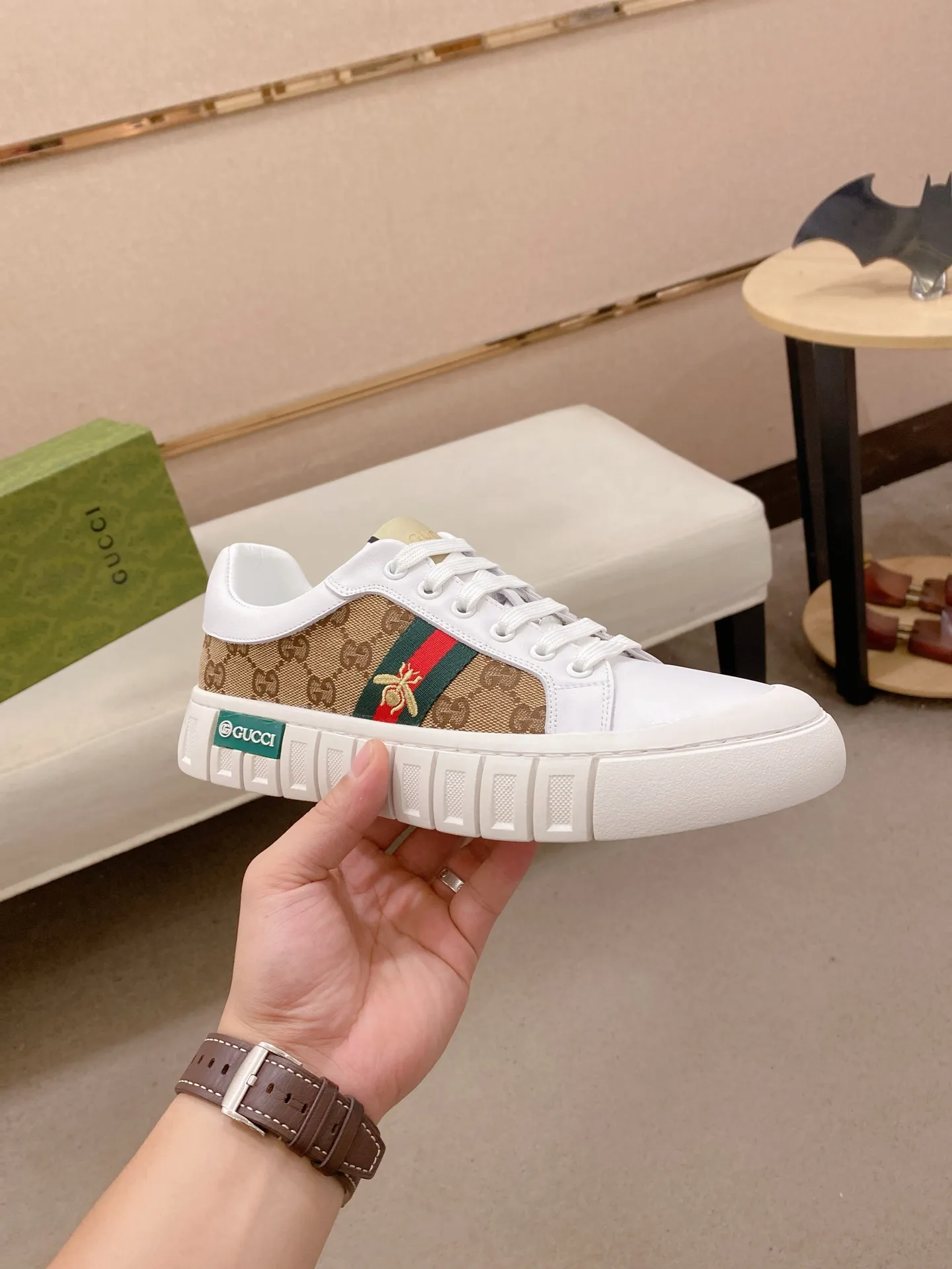 Factory price: 400💰 (GUCCI) The latest model from the official website 🎁🎁Casual and fashionable men's shoes👟, hot style💥The version is simple and elegant, exclusive for trendy men. Unique latest brand elements from the official website👑Original decoration, fashionable and generous, the fabric is original cowhide ✅Sheepskin lining, the official website specifies wear-resistant casual outsole, the classic model is taken in kind at the counter🎬38-44 (45 is not returned or exchanged when customized)